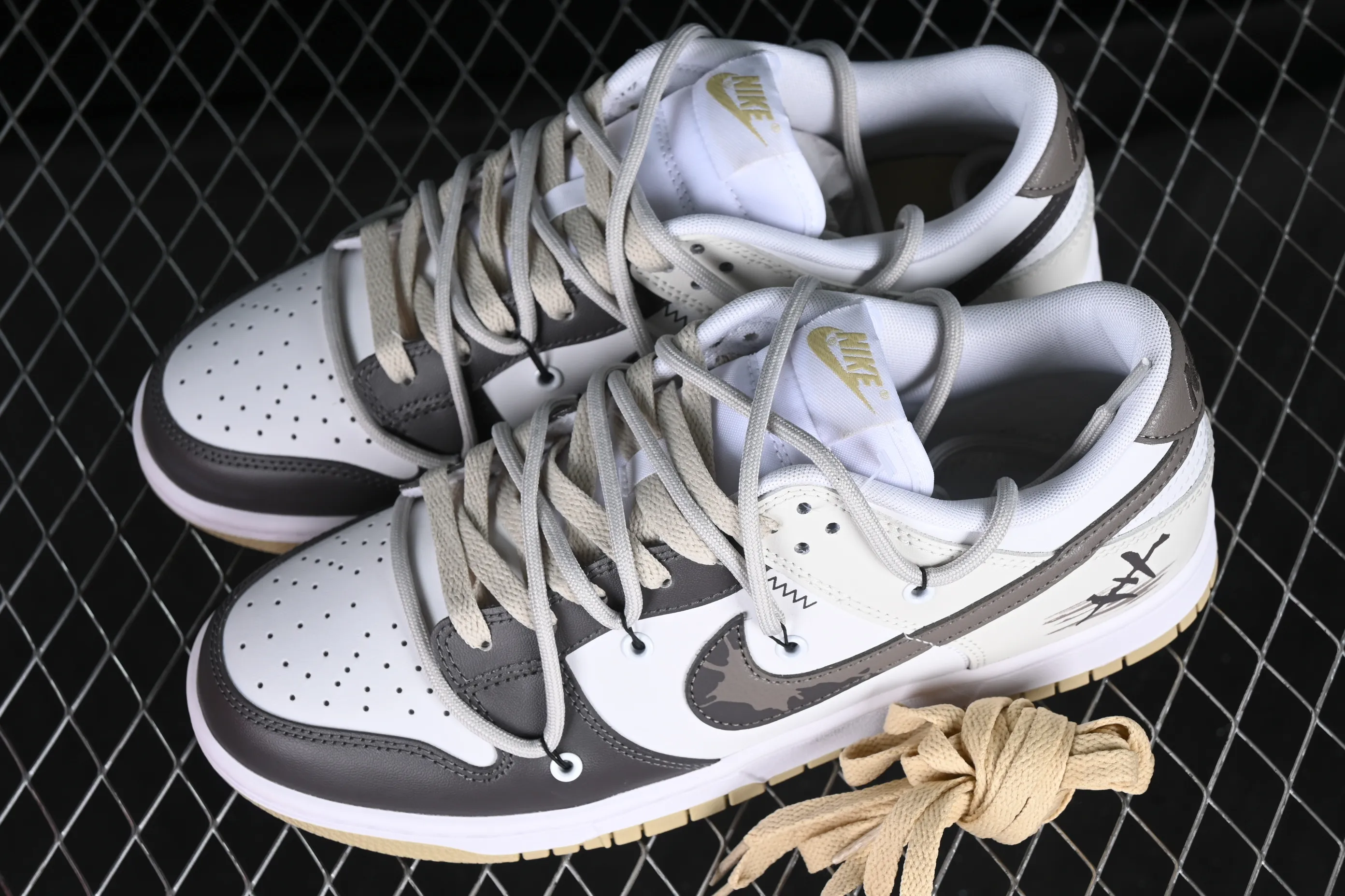 All Categories Nk SB Dunk Series Nk SB Dunk Low Low-top sneakers Nk Dunk Low "Team Gold" Official custom-cracked SB strap low-top casual sneakers DV0833-100